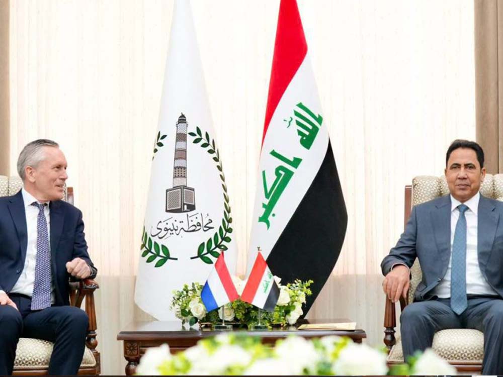 محافظ نينوى عبد القادر الدخيل خلال لقائه ممثل الجانب الهولندي لبحث التعاون المشترك وإعادة إعمار سنجار