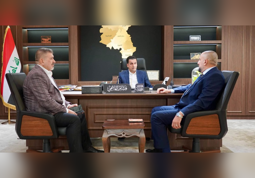 قائممقام الموصل هشام الهاشمي خلال اجتماع مع مسؤولين لبحث القضايا الخدمية والبيئية في نينوى