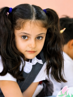 طلاب في مدرسة أهلية عراقية داخل الصف خلال العام الدراسي