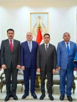 محافظ نينوى عبد القادر الدخيل ومستشارون ومسؤولون خلال مراسم تكريم المستشار الفني قصي حاجم بمناسبة إحالته إلى التقاعد.