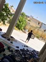لقطة من كاميرا مراقبة داخل أحد جوامع الموصل تُظهر طفلًا قرب صندوق التبرعات خلال صلاة الجمعة