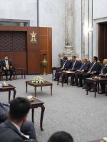 رئيس مجلس الوزراء العراقي خلال اجتماع مع رؤساء مراكز الدراسات والبحوث في العراق داخل قاعة رسمية بحضور عدد من المسؤولين والباحثين