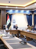اجتماع رسمي موسّع داخل مجلس محافظة نينوى بحضور أعضاء من لجنة الأوقاف وممثلين عن جهات دينية وأمنية وإدارية، مع ظهور العلم العراقي داخل القاعة.