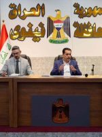 اجتماع مسؤولين في محافظة نينوى داخل مبنى المحافظة لمناقشة الإجراءات الحكومية المتعلقة بالحد من ظاهرة التسول والتشرد في مدينة الموصل.