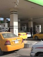 طوابير من المركبات أمام إحدى محطات الوقود في نينوى، وسط ازدحام خلال أزمة تجهيز الوقود.