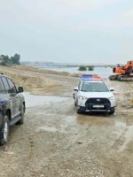 فرق الرقابة البيئية والشرطة البيئية خلال ضبط مقلع مخالف في ناحية بادوش بمحافظة نينوى، بالقرب من حوض نهر دجلة.