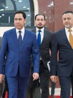 محافظ نينوى عبد القادر الدخيل برفقة نائب السفير البريطاني والوفد المرافق خلال زيارة إلى مدينة الموصل.