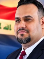 النائب أحمد سالم الساعدي في صورة رسمية أمام العلم العراقي