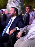 عبدالله أثيل النجيفي يتوسط عدداً من المواطنين والأهالي خلال مشاركته في احتفالية المولد النبوي الشريف بمدينة الموصل.