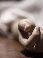 صورة توضيحية ليد شخص في مشهد يعكس حالة من الحزن والأزمة النفسية