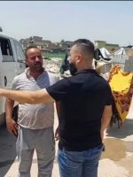 صورة ميدانية لفرق بلدية الموصل أثناء تنفيذ حملة رقابية لإزالة التجاوزات وإغلاق المواقع المخالفة، حيث يظهر عدد من الأشخاص في موقع يحتوي على مواد إنشائية ومخلفات ضمن إجراءات تنظيم الشوارع والحد من الأنشطة غير المرخصة.