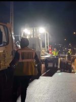 فرق مديرية بلدية الموصل تنفذ أعمال تخطيط الشارع الرئيسي الرابط بين محطة العريان وحي الكندي خلال ساعات الليل، باستخدام آليات ومعدات متخصصة لضمان انسيابية الحركة المرورية.