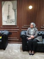 ثلاثة مسؤولين يجلسون داخل قاعة اجتماعات ذات جدران خشبية، خلال مناقشة ملف بيئي، وتظهر في الخلفية لوحة لمنارة الحدباء.
