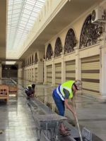 فرق بلدية الموصل تنفذ أعمال تنظيف وشطف داخل سوق الأربعاء في مدينة الموصل