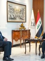 رئيس مجلس القضاء الأعلى العراقي القاضي فائق زيدان جالساً في مكتبه وأمامه العلم العراقي وعلم القضاء، خلال لقائه القائم بأعمال السفارة الأمريكية في العراق جوشوا هاريس.