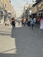 جانب من سوق النبي يونس في مدينة الموصل، مع حركة محدودة للمتسوقين والمحلات التجارية خلال ساعات النهار.