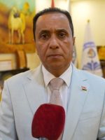 مدير قسم الإشراف الاختصاصي في تربية نينوى، شعبان عطية اللهيبي، يتحدث خلال مقابلة إعلامية داخل مكتبه بشأن الاستعدادات لامتحانات الدور الثاني.