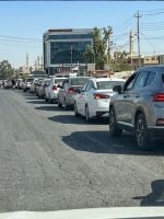 طابور طويل من السيارات أمام إحدى محطات الوقود في مدينة الموصل