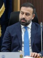 عبد الله أثيل النجيفي خلال اجتماع في مجلس محافظة نينوى لمناقشة معوقات استكمال ملعب الدواسة في الموصل
