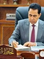 محافظ نينوى عبد القادر الدخيل خلال توقيع ومتابعة الإجراءات الرسمية في مكتبه