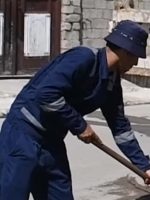 أحد عمال مديرية المجاري ينفذ أعمال تنظيف وتسليك شبكة الصرف الصحي في منطقة الأربجية، ضمن حملة خدمية تهدف إلى إزالة الترسبات وتحسين كفاءة تصريف المياه.