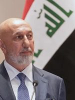 رئيس الجمهورية العراقي يظهر خلال كلمة رسمية، متحدثًا من أمام منصة وبحضور العلم العراقي في الخلفية.