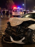 سيارة متضررة بشدة إثر حادث سير ليلي، وسط وجود مركبات الإسعاف والشرطة وعدد من الأشخاص في موقع الحادث.