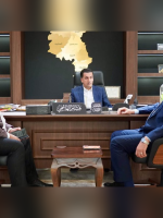 قائممقام الموصل هشام الهاشمي خلال اجتماع مع مسؤولين لبحث القضايا الخدمية والبيئية في نينوى