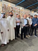 عاملون في مجال جمع وكبس مخلفات الكرتون خلال وقفة احتجاجية داخل أحد معامل إعادة التدوير في الموصل